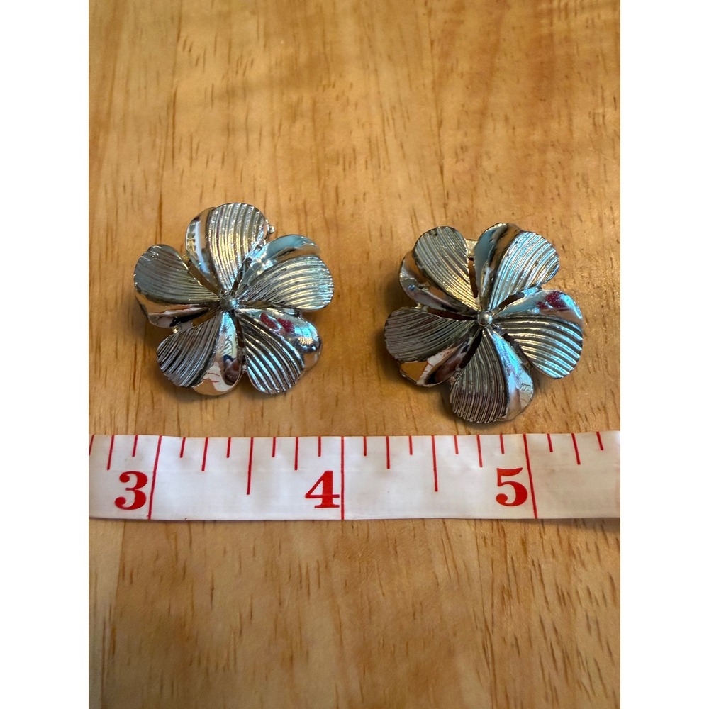 BSK Vintage Silver Tone Textured Flower Floral Clip On Earrings